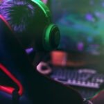 jouer avec une chaise de gaming repose-pieds