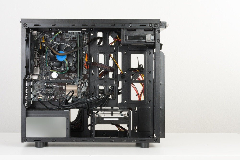Cable management on an ATX case