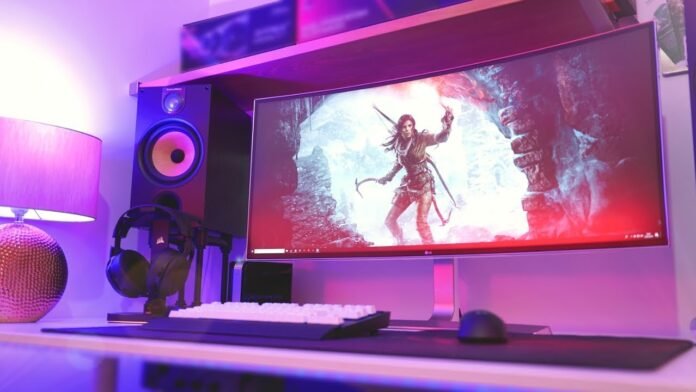 Profi-Gamer mit Ultrawide-Bildschirm eingerichtet