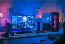 Accès aux jeux et contenus additionnels : quelles solutions pour les gamers ? chambre de geek avec rgb