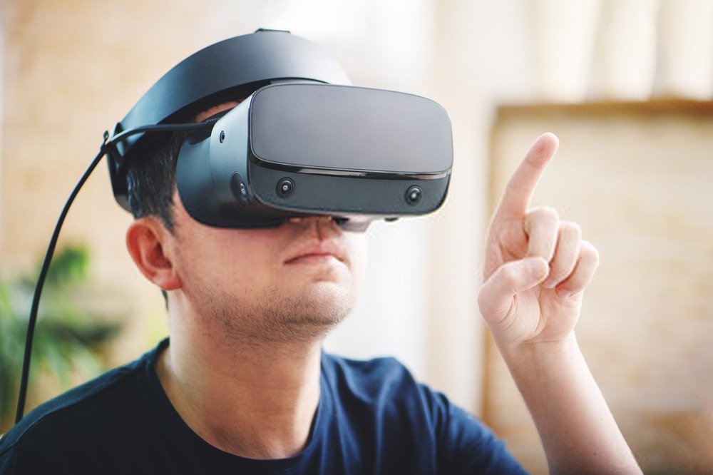 Gamer mit einem VR-Headset auf dem Kopf